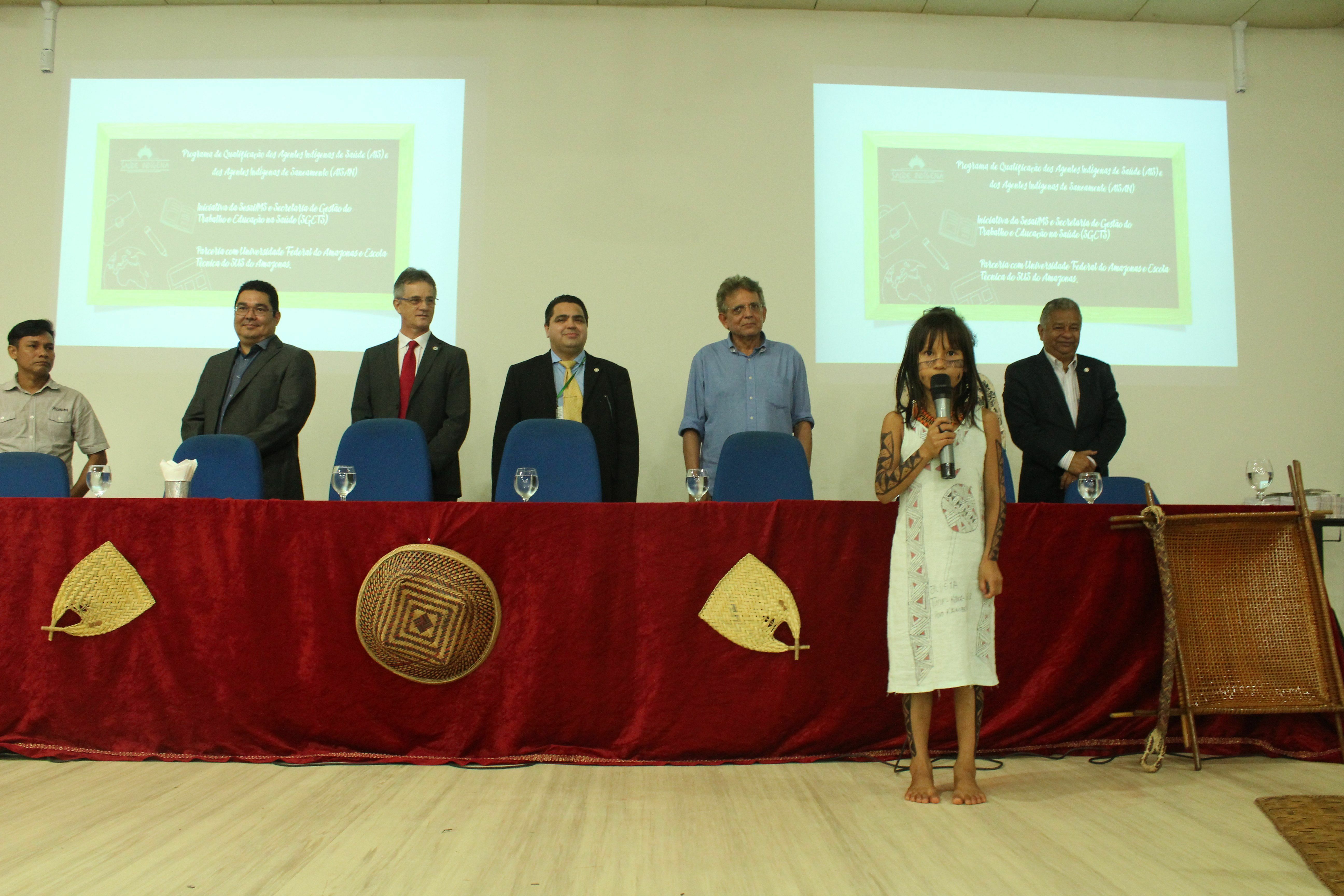 Na abertura do evento, o hino nacional foi entoado pela pequena Thaisa, da etnia Kambeba, também na língua Kambeba